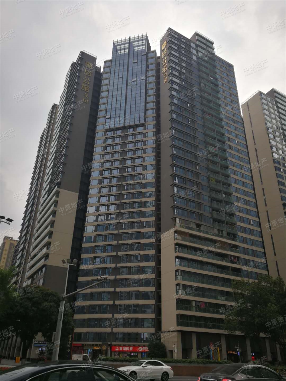 嘉裕公馆 3个房间望珠江 客厅望小区花园 全新豪华装修5房