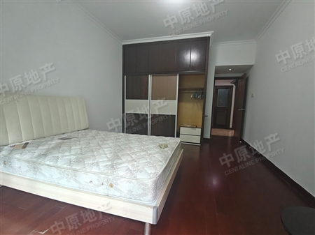 骏景花园-主卧