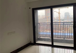 小区绿化好，环境幽美，配套有球场，跑道，老人小孩的活动场所，