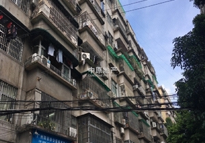 公交地铁十分方便。出行方便，上下班方便， 3.周围设施